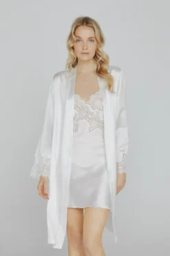 Bata de mujer Ivette Bridal corta satinada en blanco