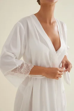 Bata Lencera Kimono Corta Satén