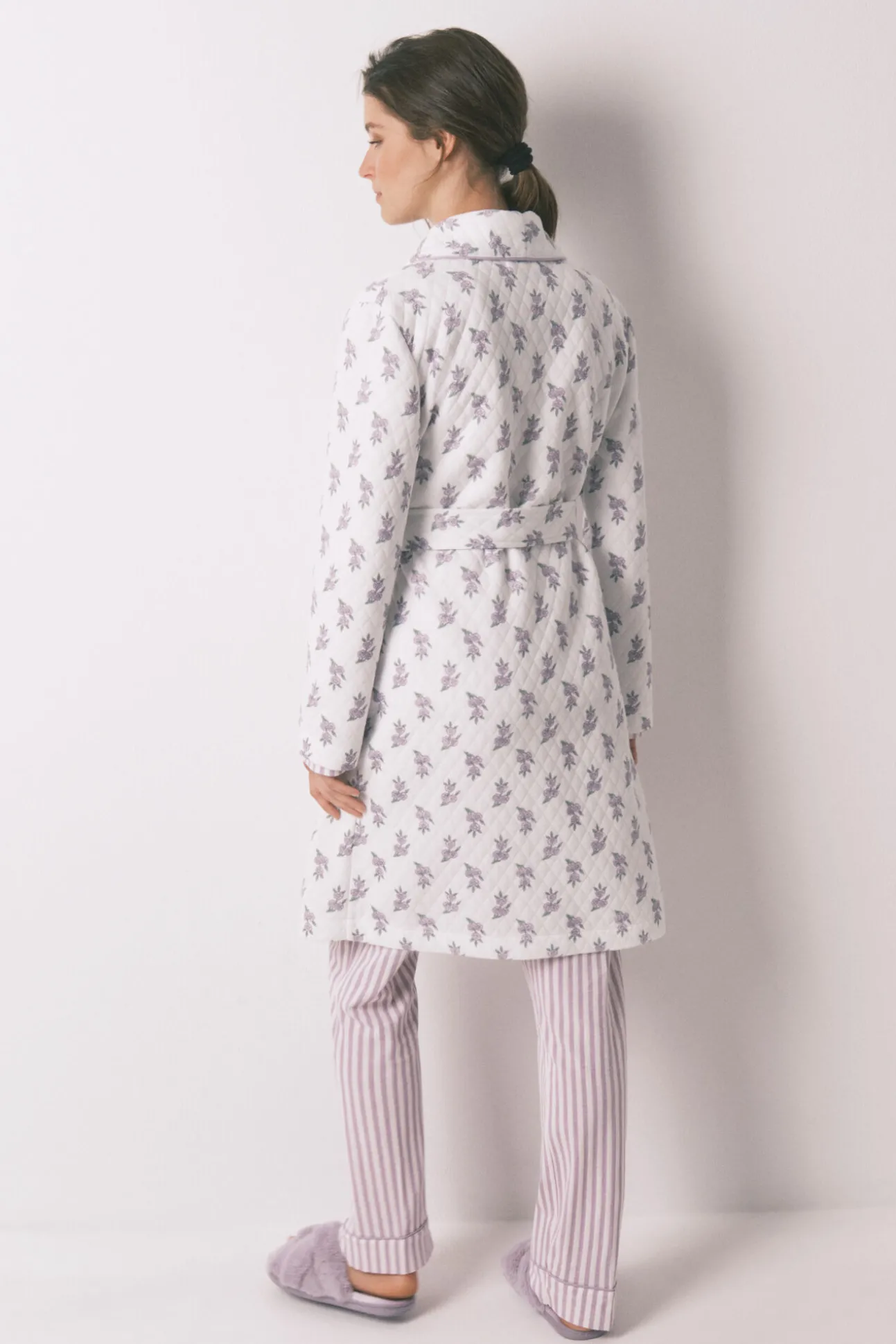 Bata midi acolchada flores marfil