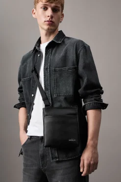 Bolso bandolera de Calvin Klein.
