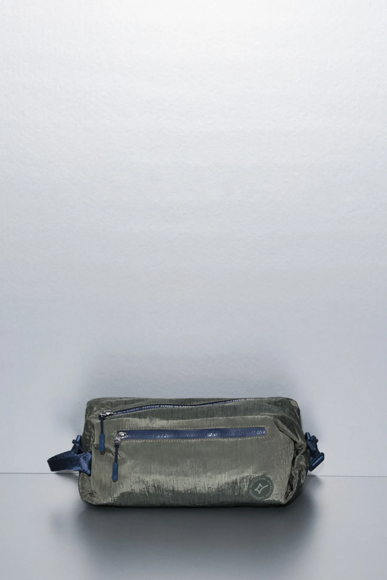 Bolso bandolera nylon kaki satinado