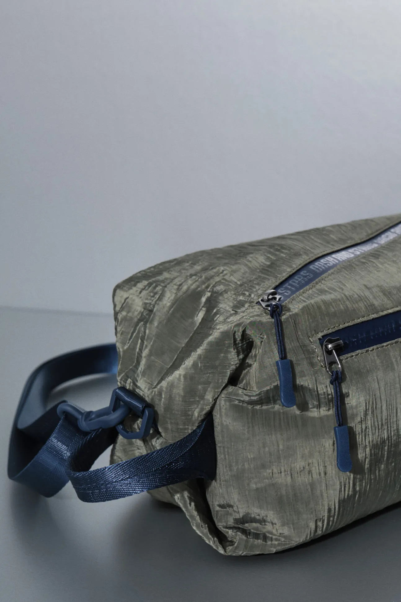 Bolso bandolera nylon kaki satinado