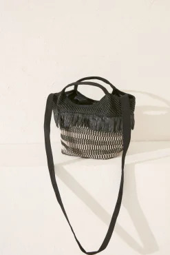 Bolso mediano rafia flecos negro