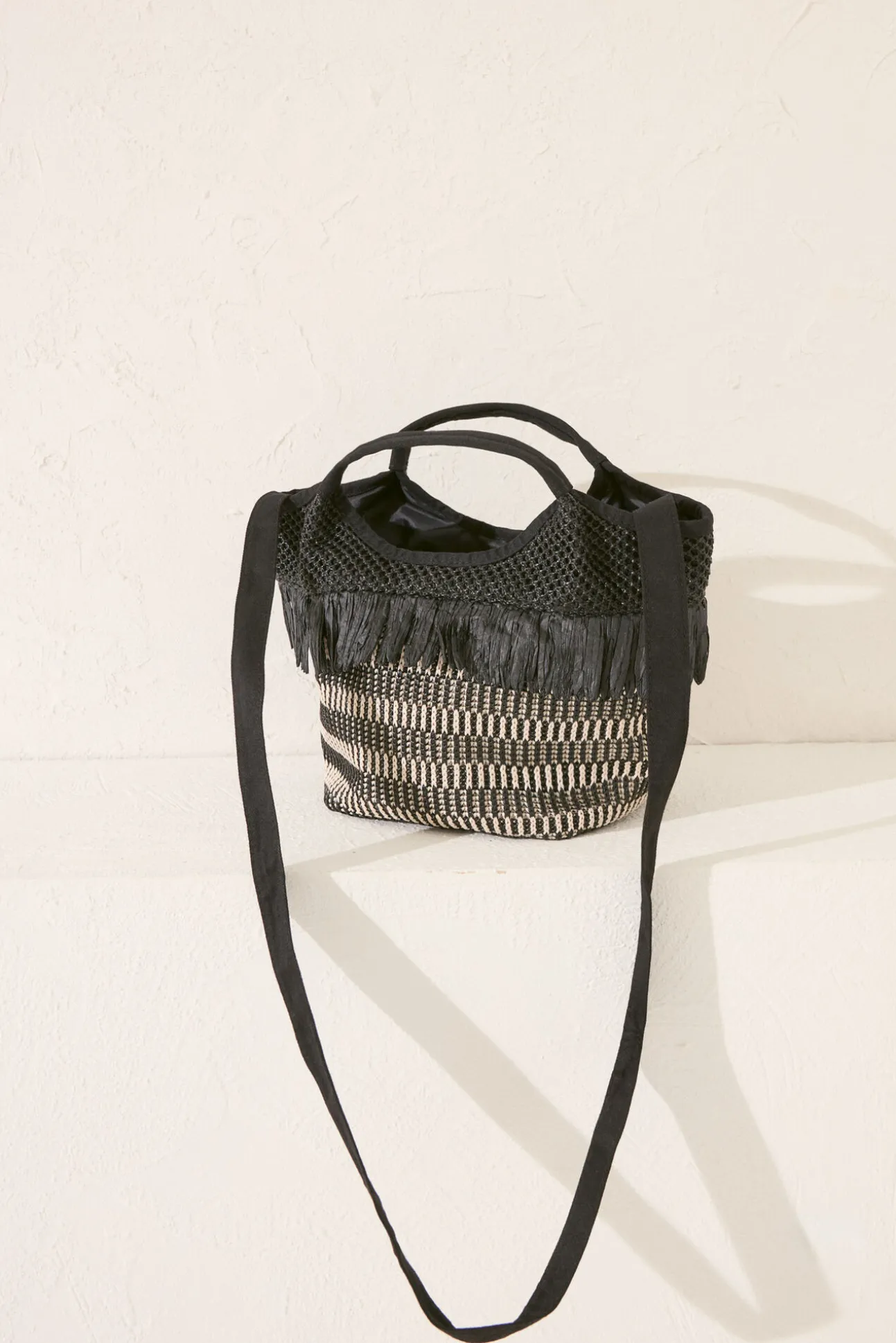 Bolso mediano rafia flecos negro