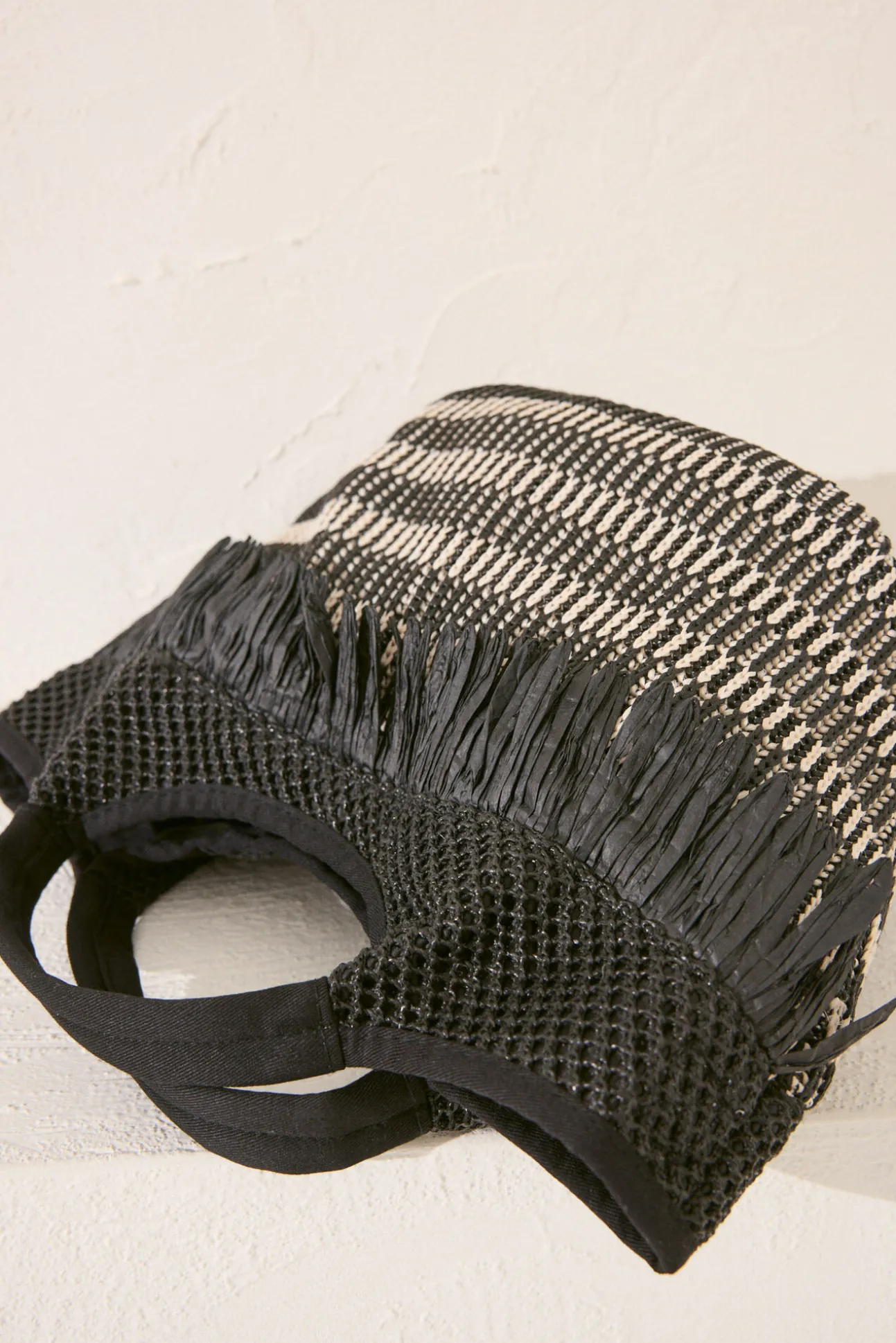 Bolso mediano rafia flecos negro