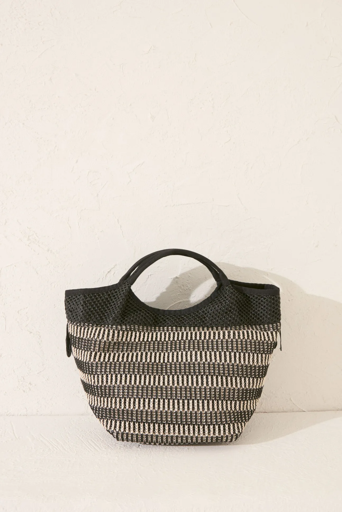 Bolso mediano rafia flecos negro