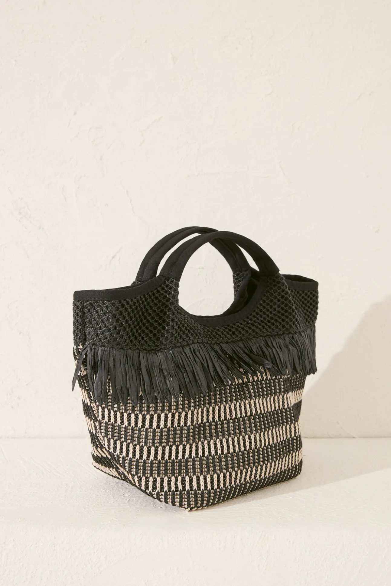 Bolso mediano rafia flecos negro