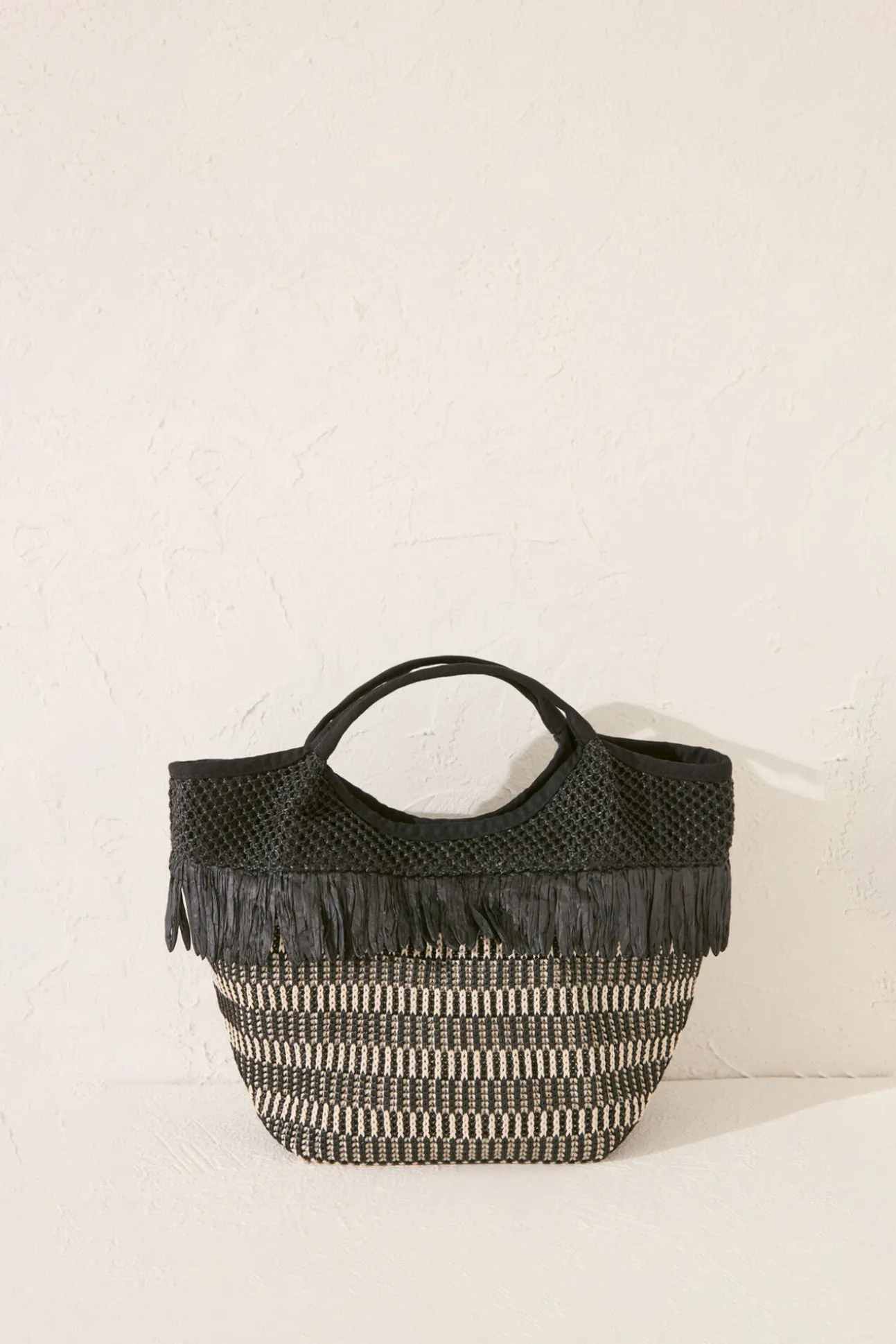 Bolso mediano rafia flecos negro