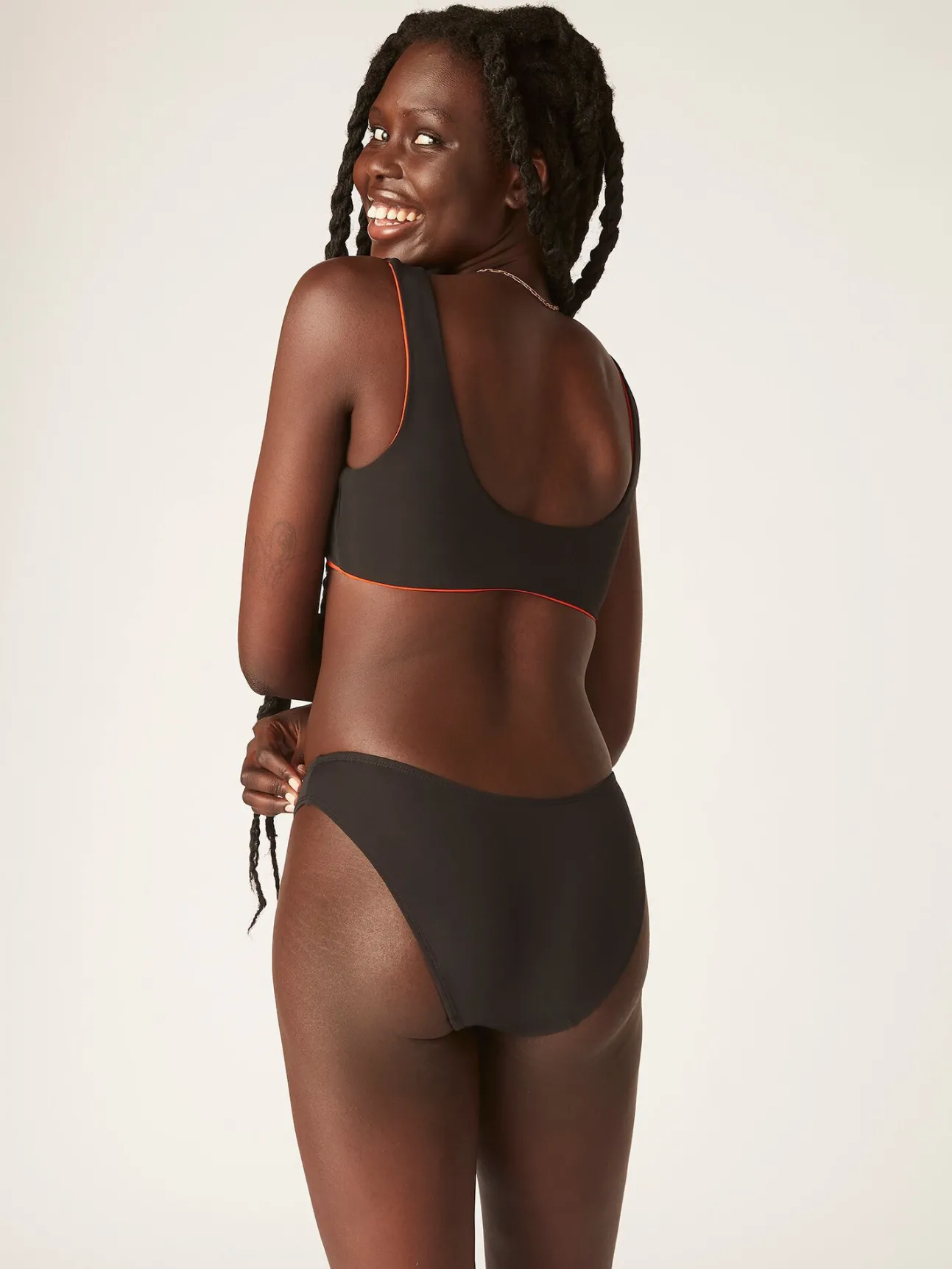 Braga bikini clásica menstrual nailon reciclado negra absorción ligera moderada