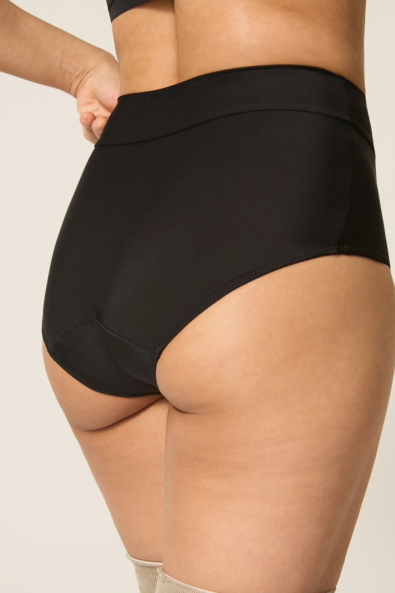 Braga bikini menstrual alta nailon reciclado negra absorción ligera moderada