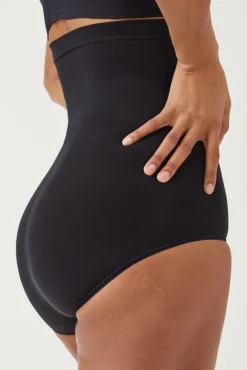 Braga moldeadora de talle alto nude. SPANX