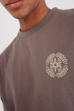 Camiseta bordados círculo
