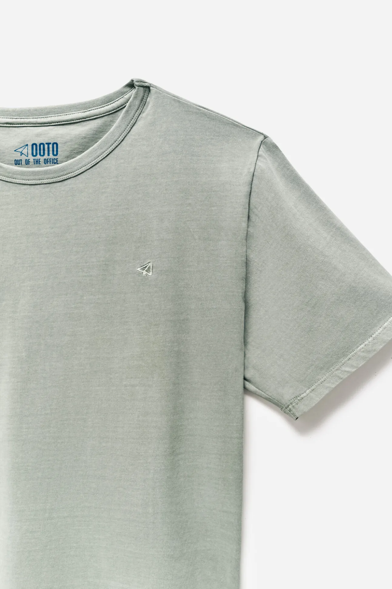 Camiseta básica con bordado avión OOTO