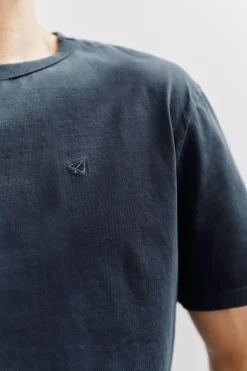 Camiseta básica con bordado avión OOTO