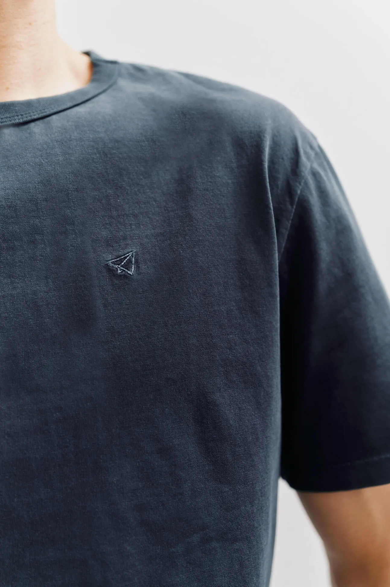 Camiseta básica con bordado avión OOTO