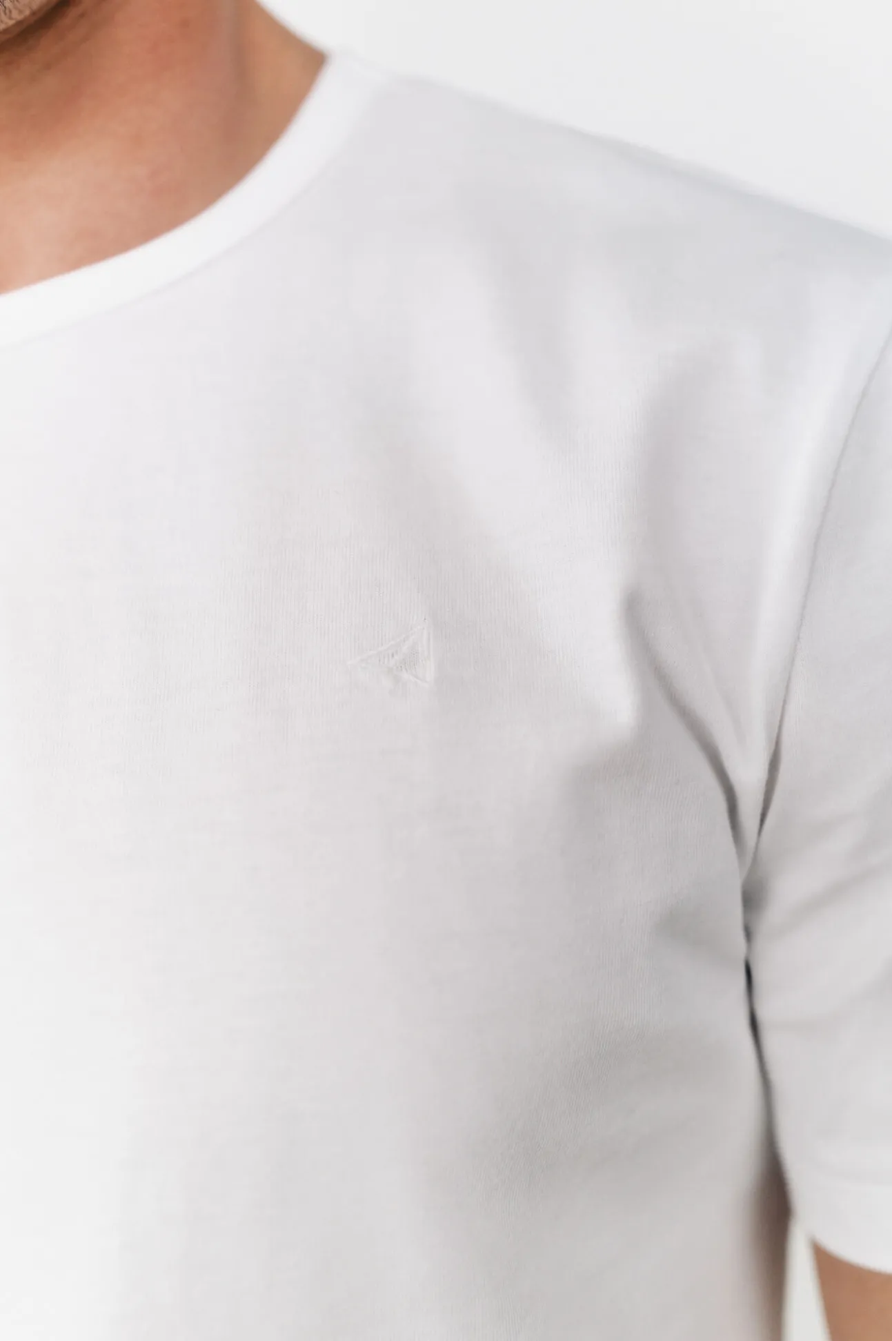 Camiseta básica con bordado avión OOTO