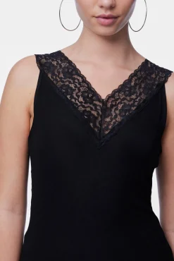 Camiseta básica .Detalle lencero en el escote y tirantes.