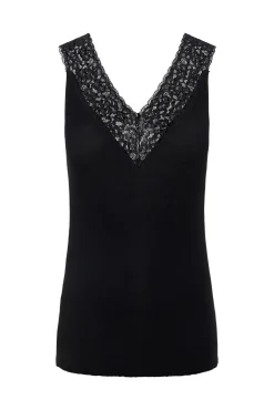 Camiseta básica .Detalle lencero en el escote y tirantes.
