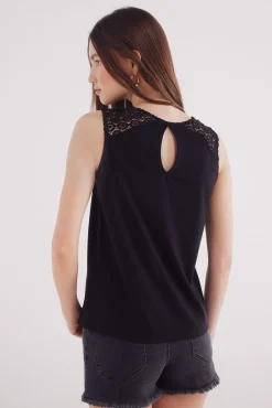 Camiseta crochet hombros
