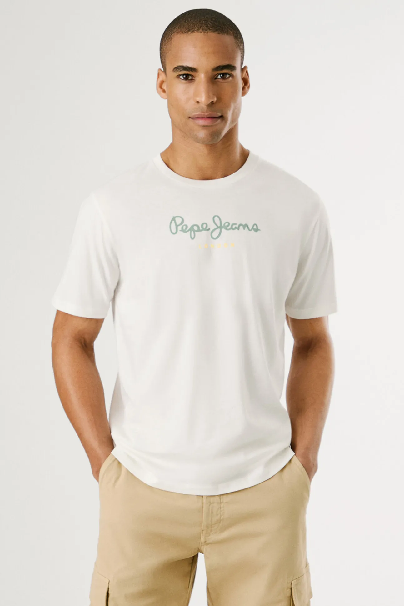 Camiseta de manga corta con logo frontal.