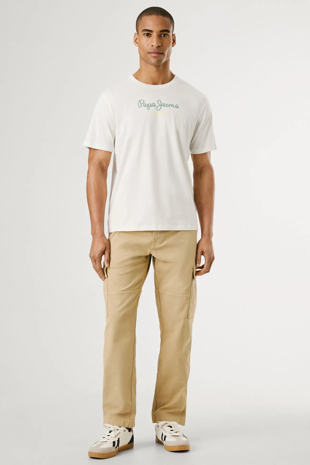 Camiseta de manga corta con logo frontal.