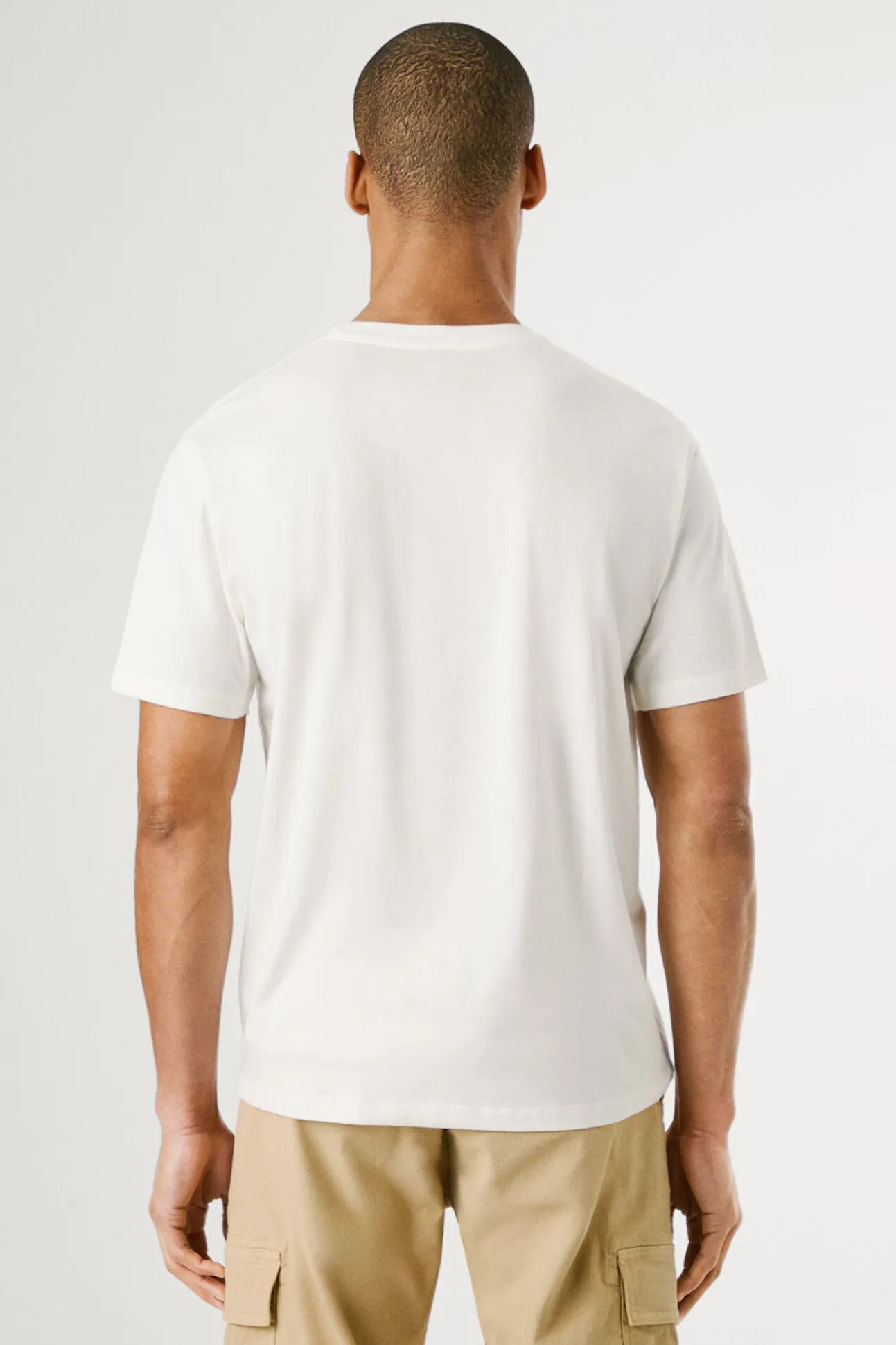 Camiseta de manga corta con logo frontal.