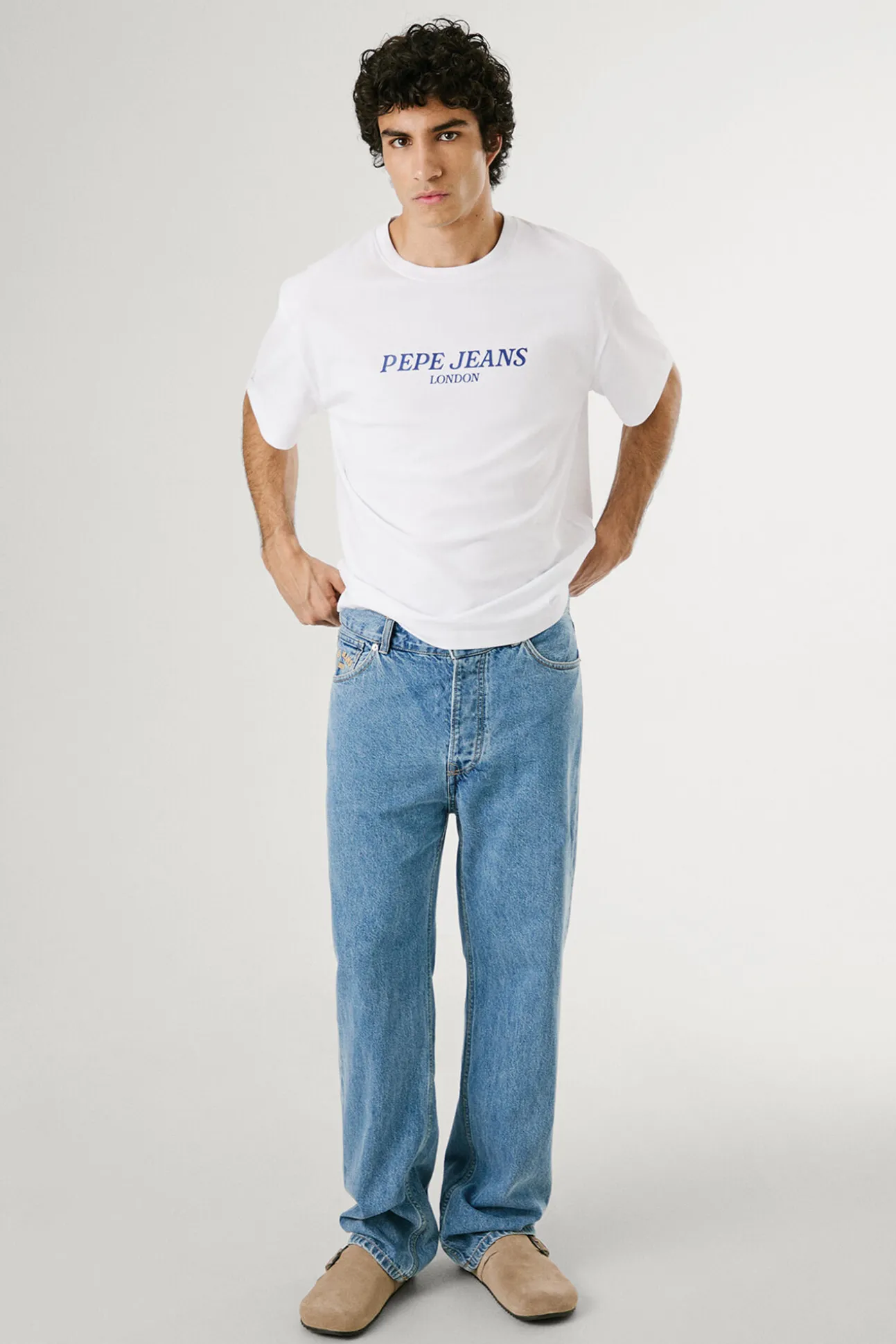 Camiseta de manga corta con logo y fantasia trasera.