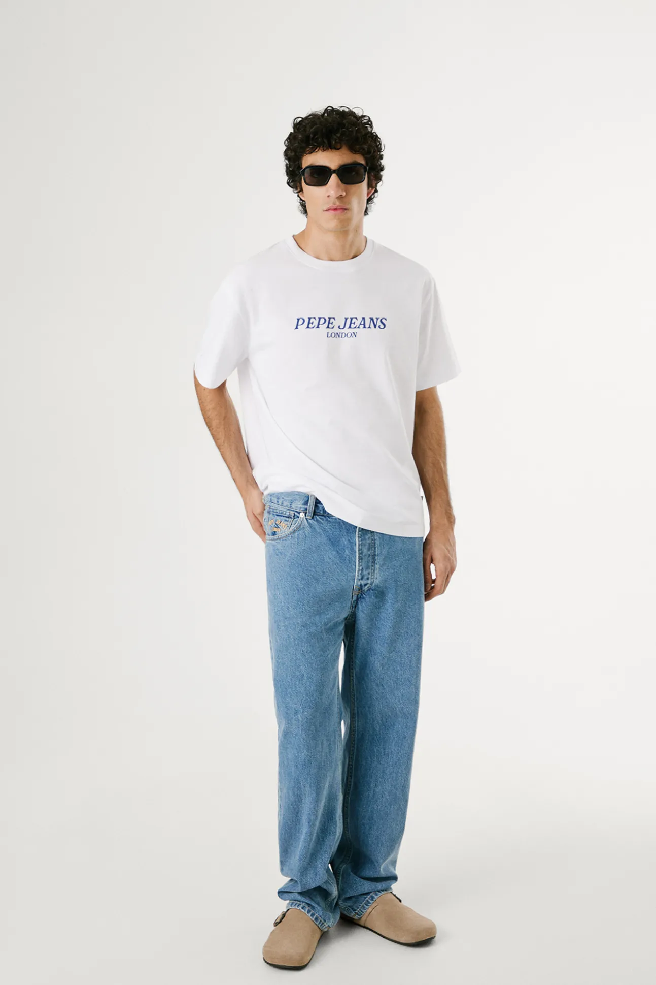 Camiseta de manga corta con logo y fantasia trasera.