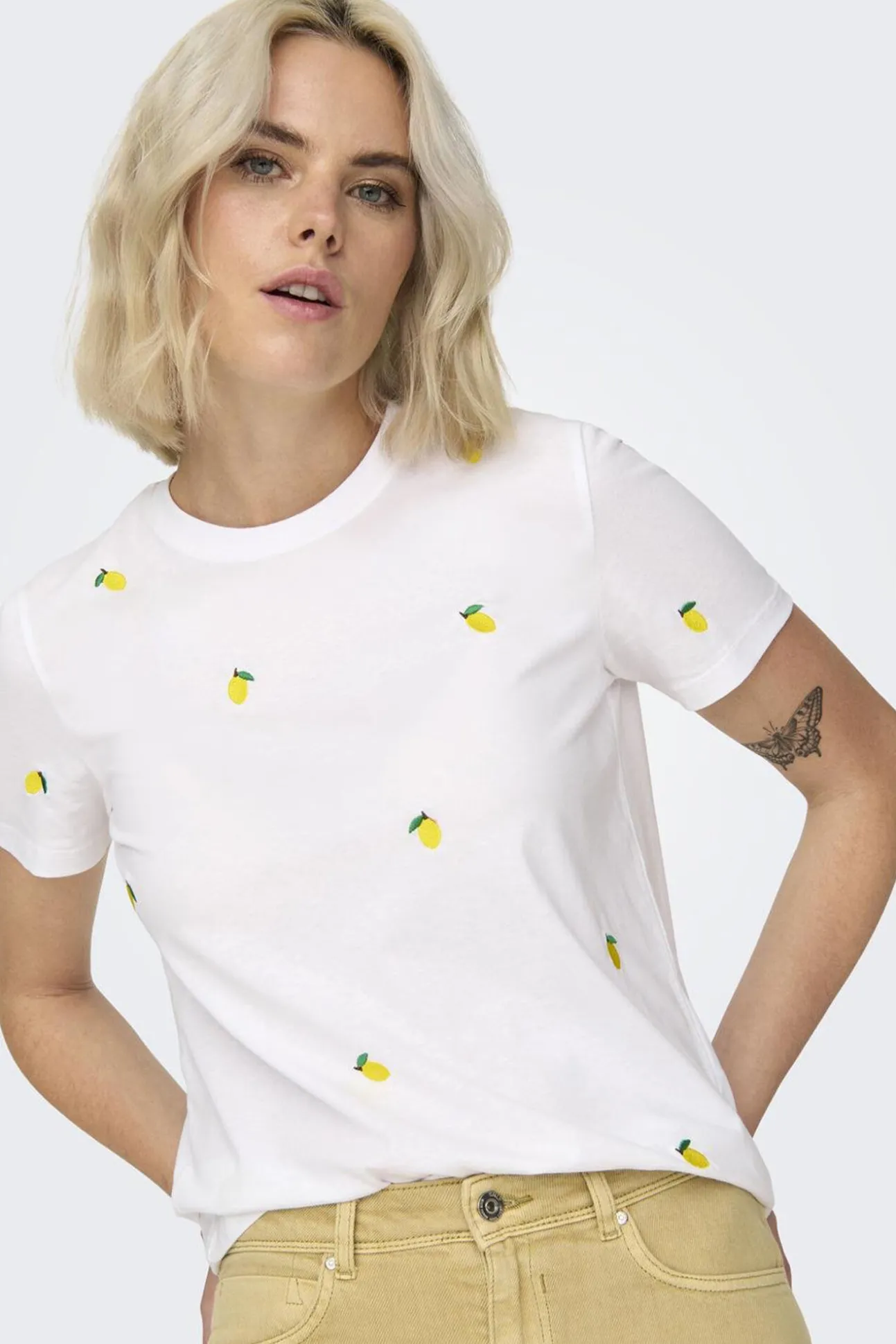 Camiseta de manga corta detalle bordados