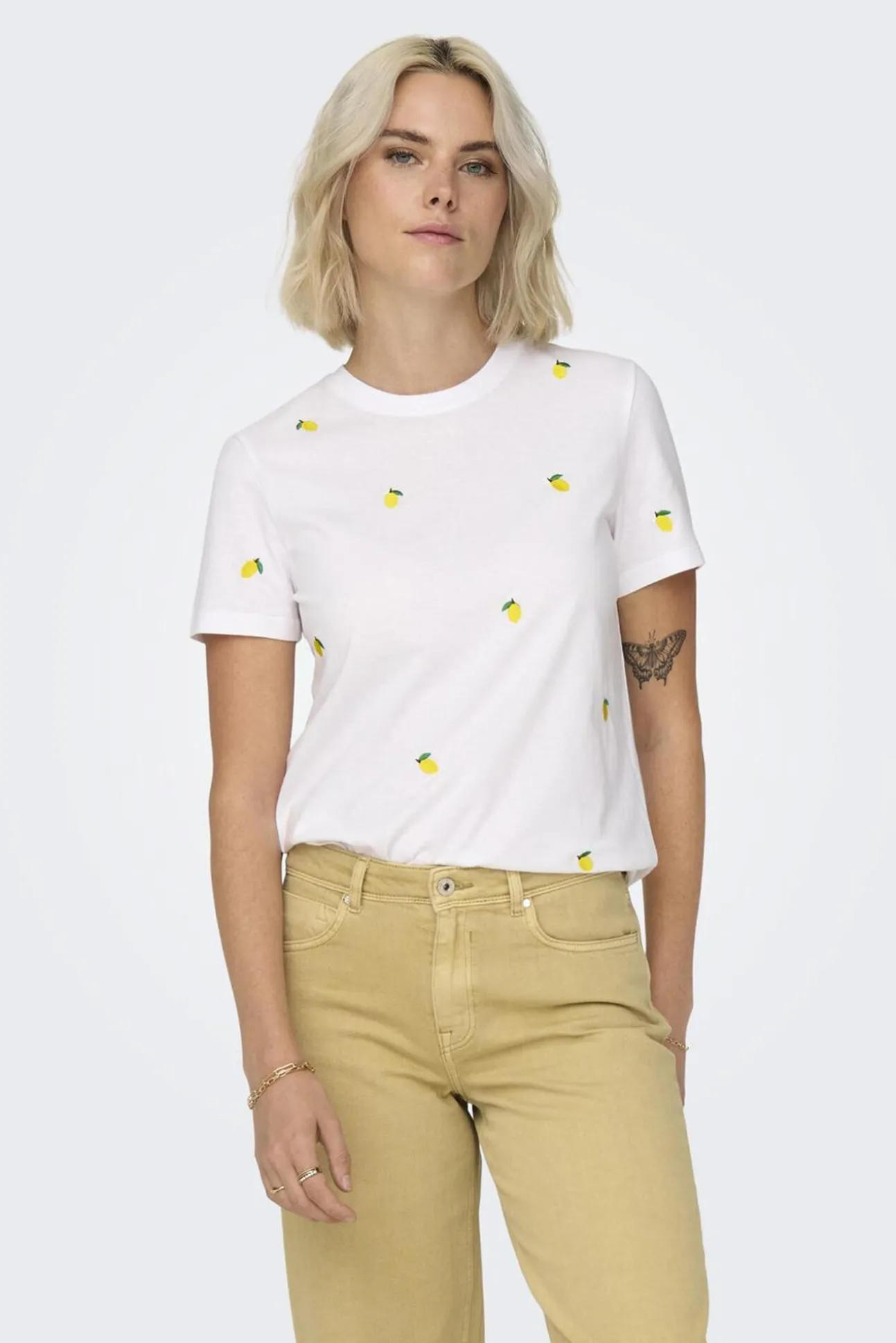 Camiseta de manga corta detalle bordados