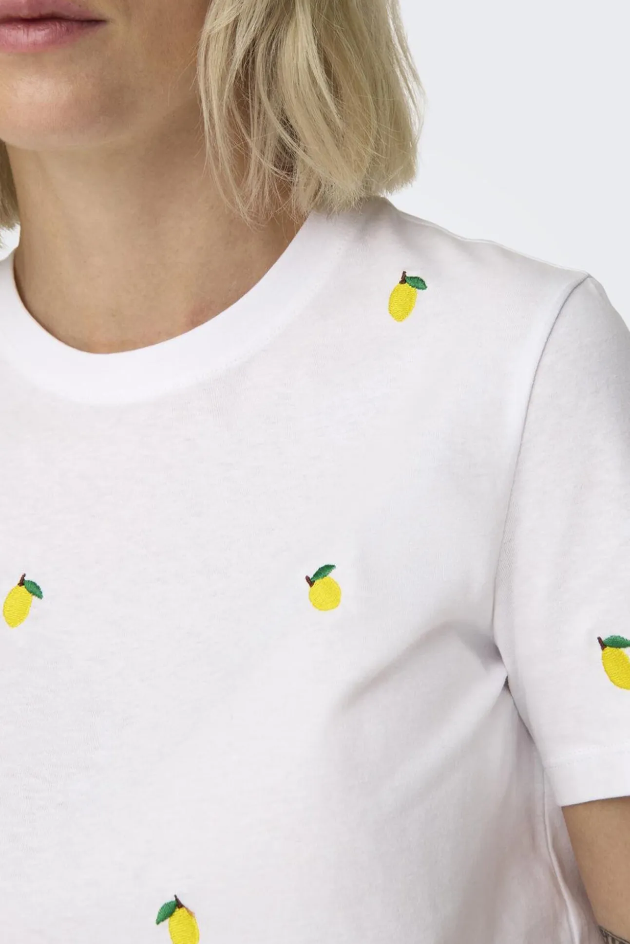 Camiseta de manga corta detalle bordados