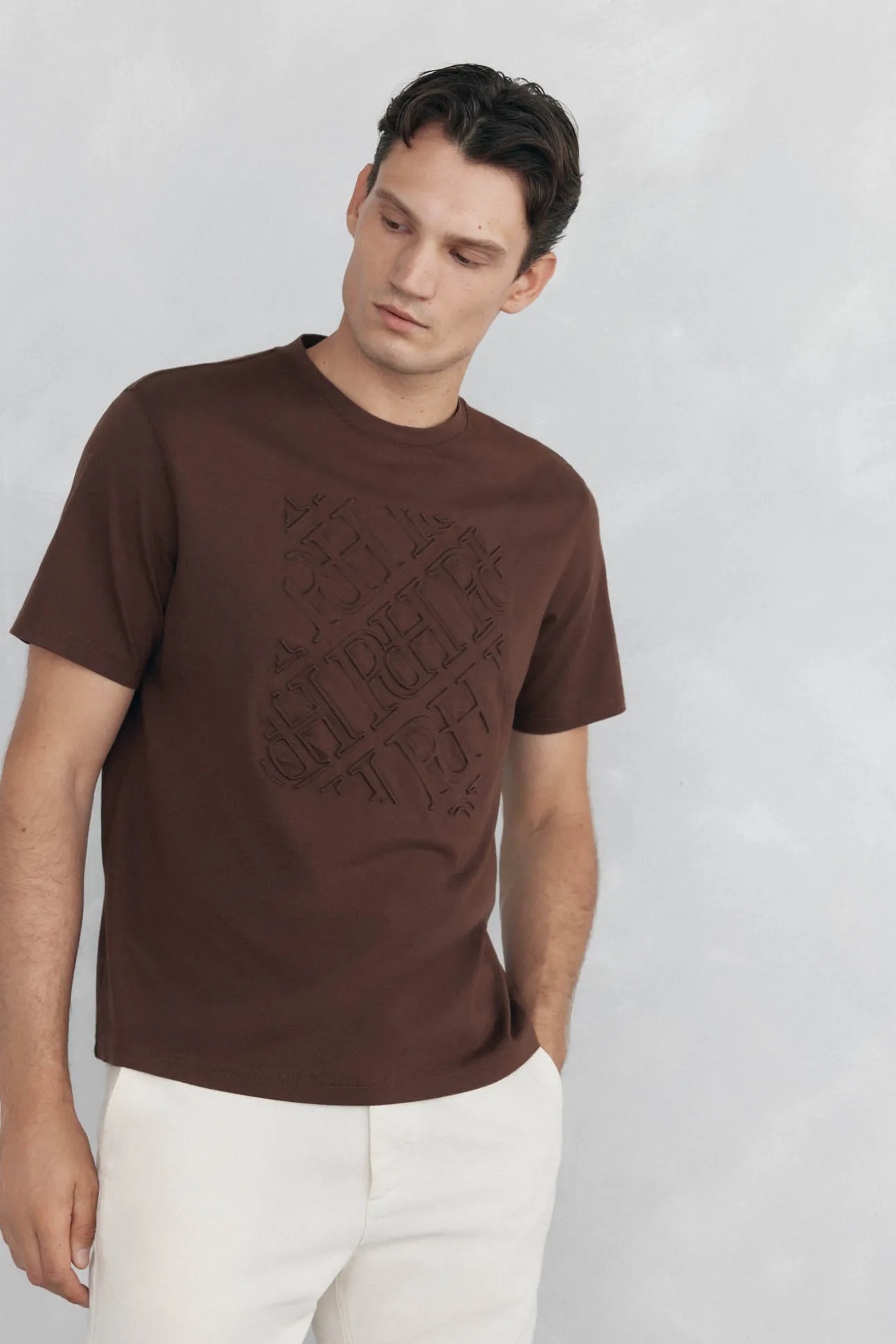 Camiseta logos relieve