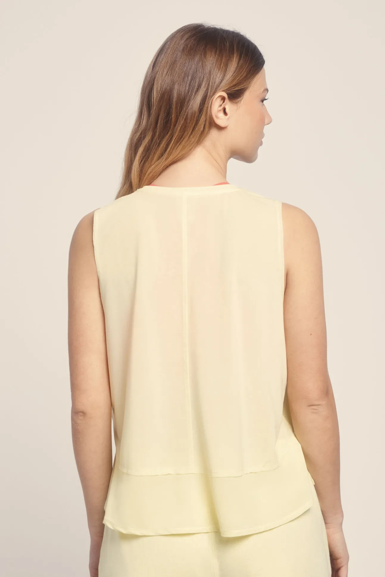 Camiseta sin mangas halter amarillo