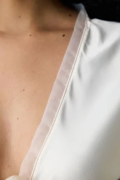 Camisón corto satinado crema