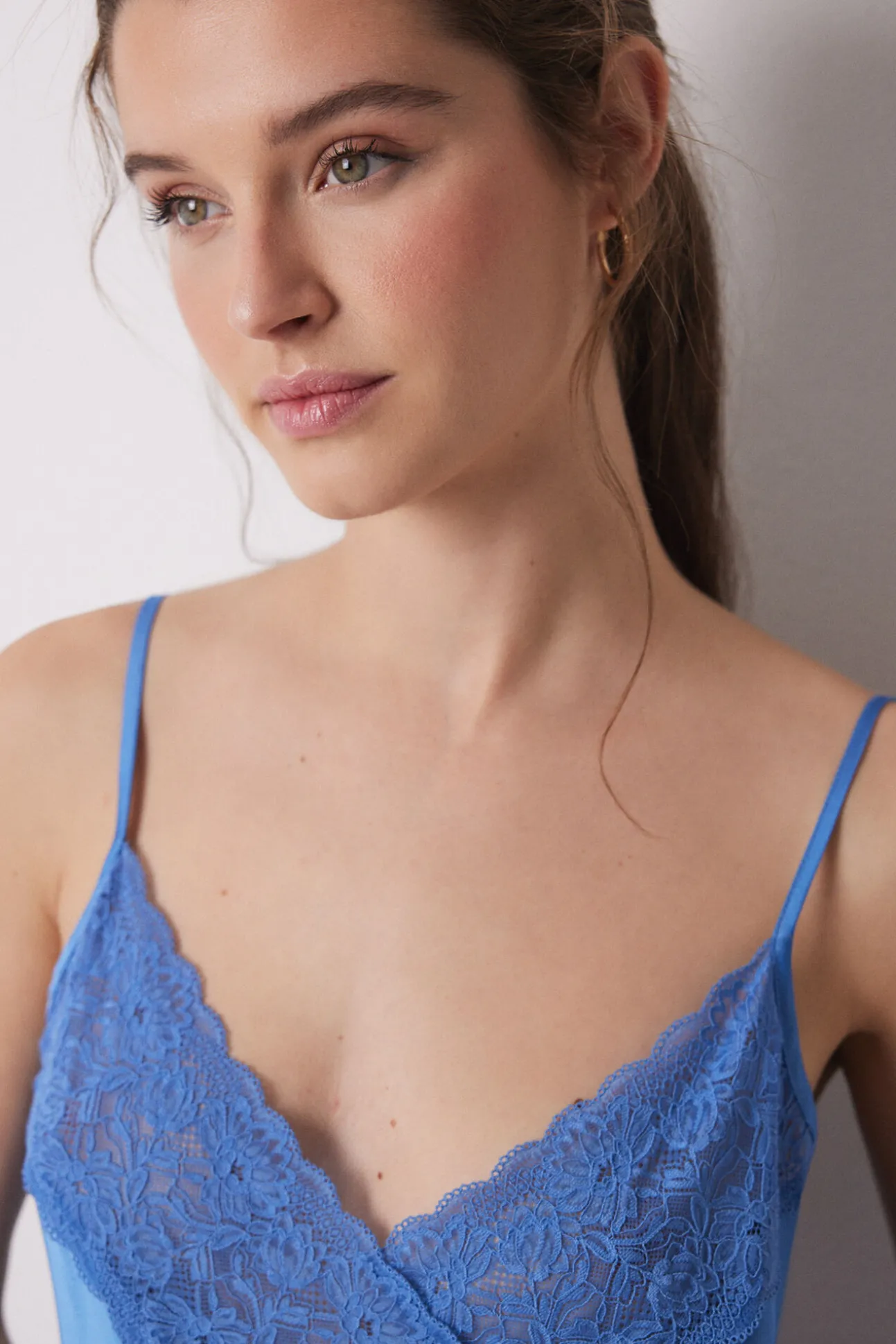 Camisón corto satén y encaje azul