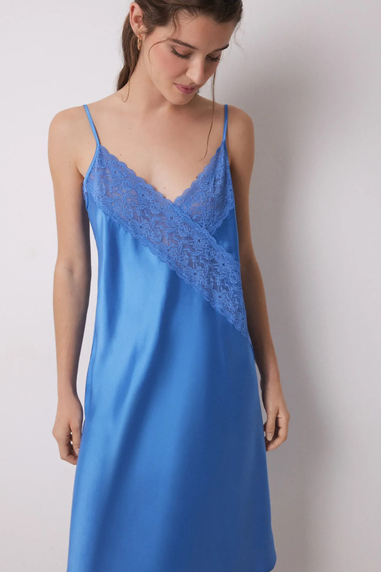 Camisón corto satén y encaje azul