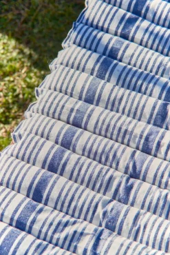 Cojín de hamaca de algodón reciclado a rayas azules Haiti