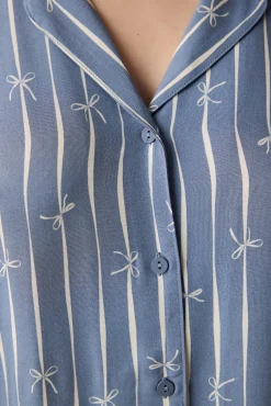Conjunto de pijama camisero largo gris rayas