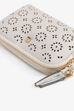 Estuche con patrón perforado