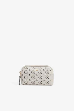 Estuche con patrón perforado