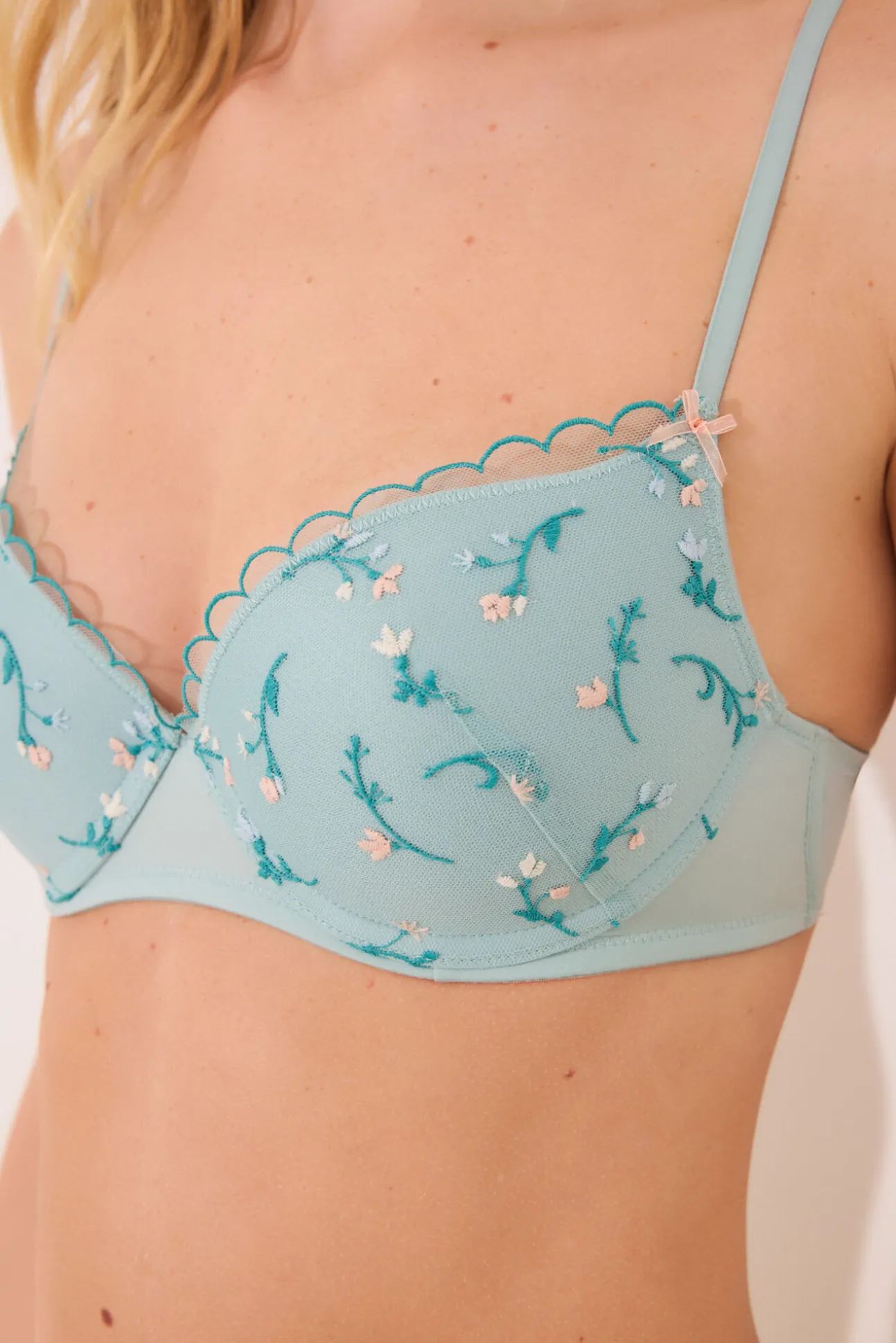 GORGEOUS Sujetador push up bordado flores azul claro