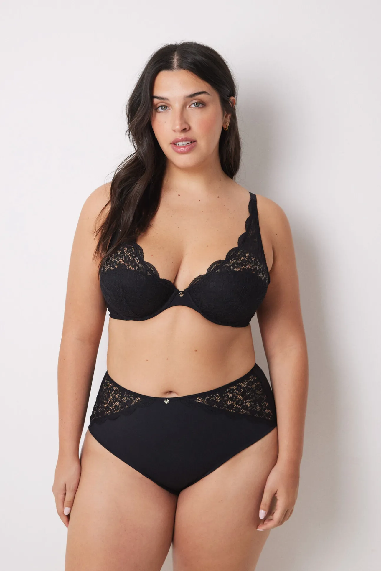 INTUITIVE Sujetador halter relleno encaje negro