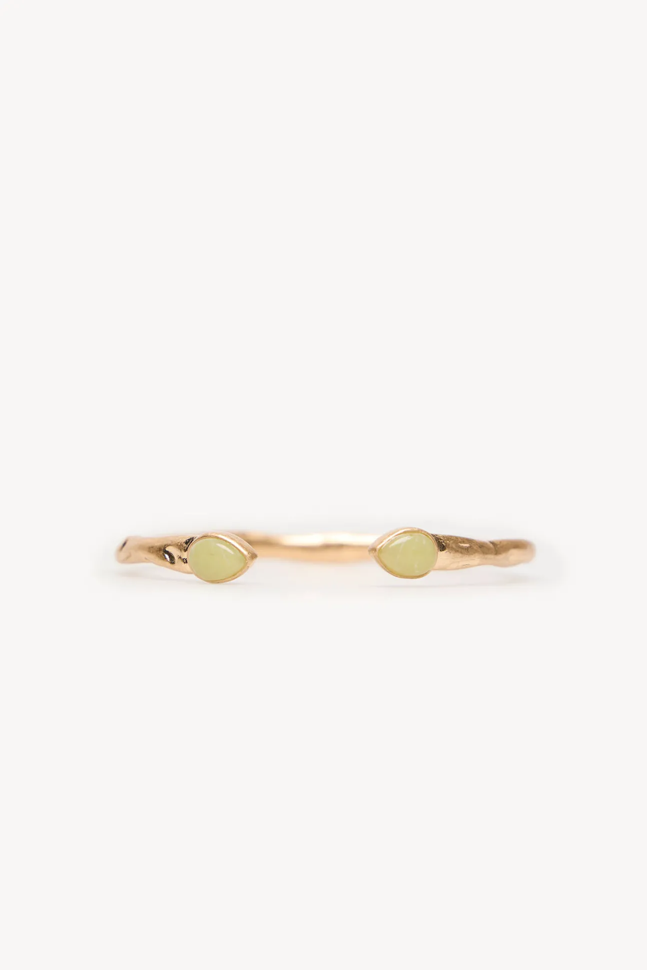 Leslie. Brazalete piedra bañado en oro
