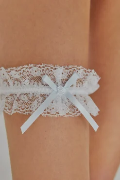 Liga bordada con lazada en blanco