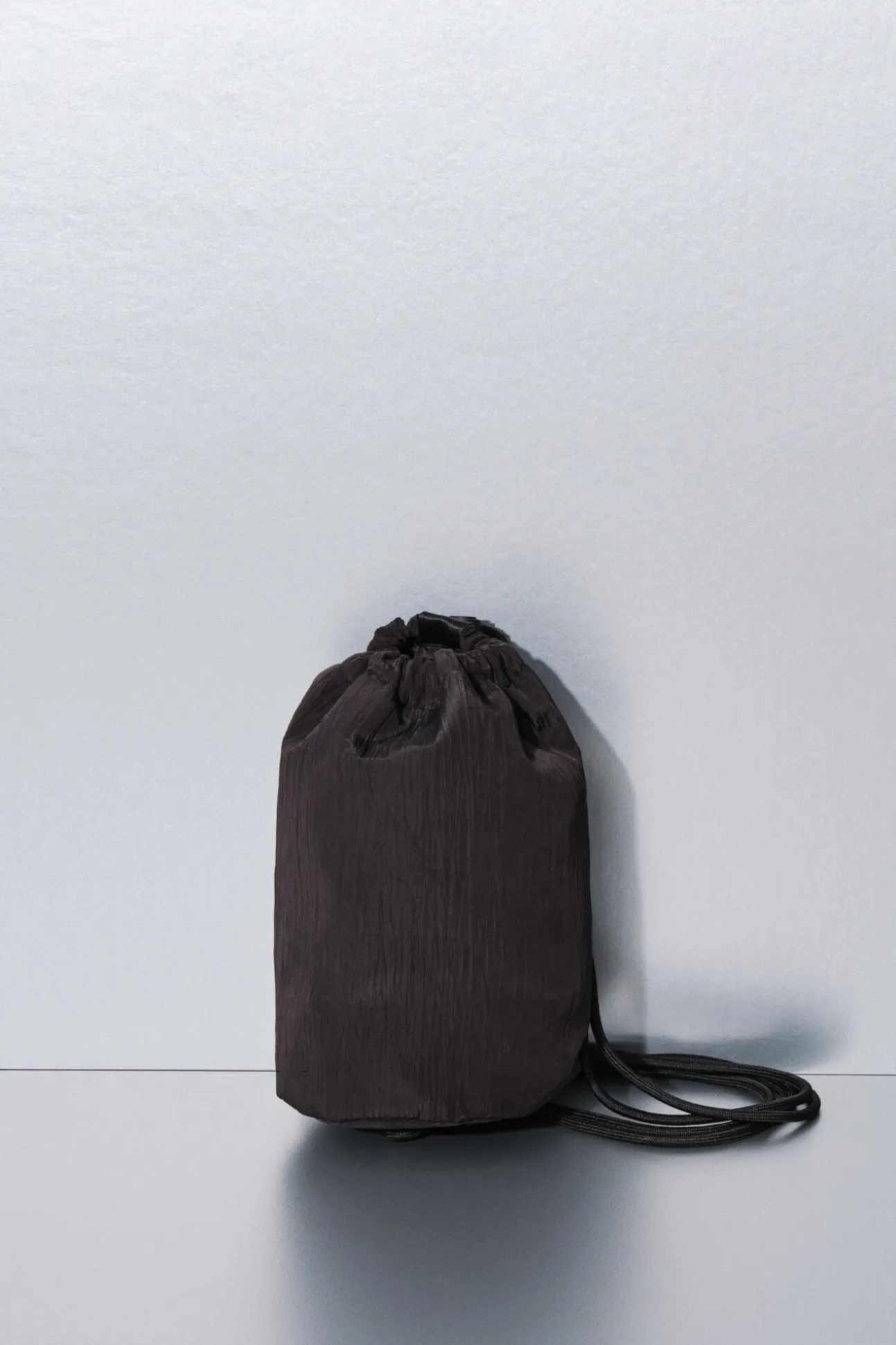 Mini bolso bandolera nylon negro satinado