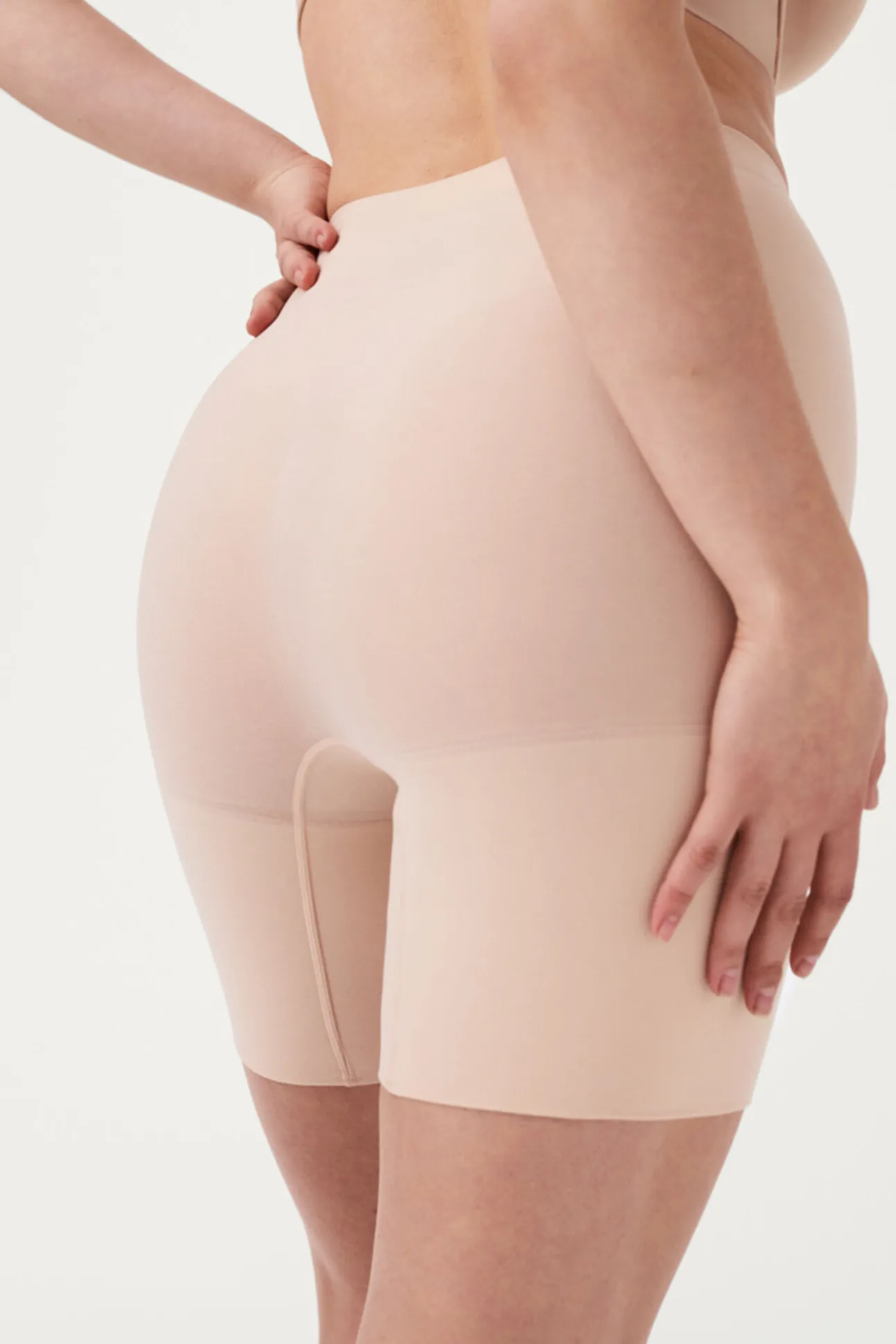 Pantalón corto a media pierna compresion media nude SPANX