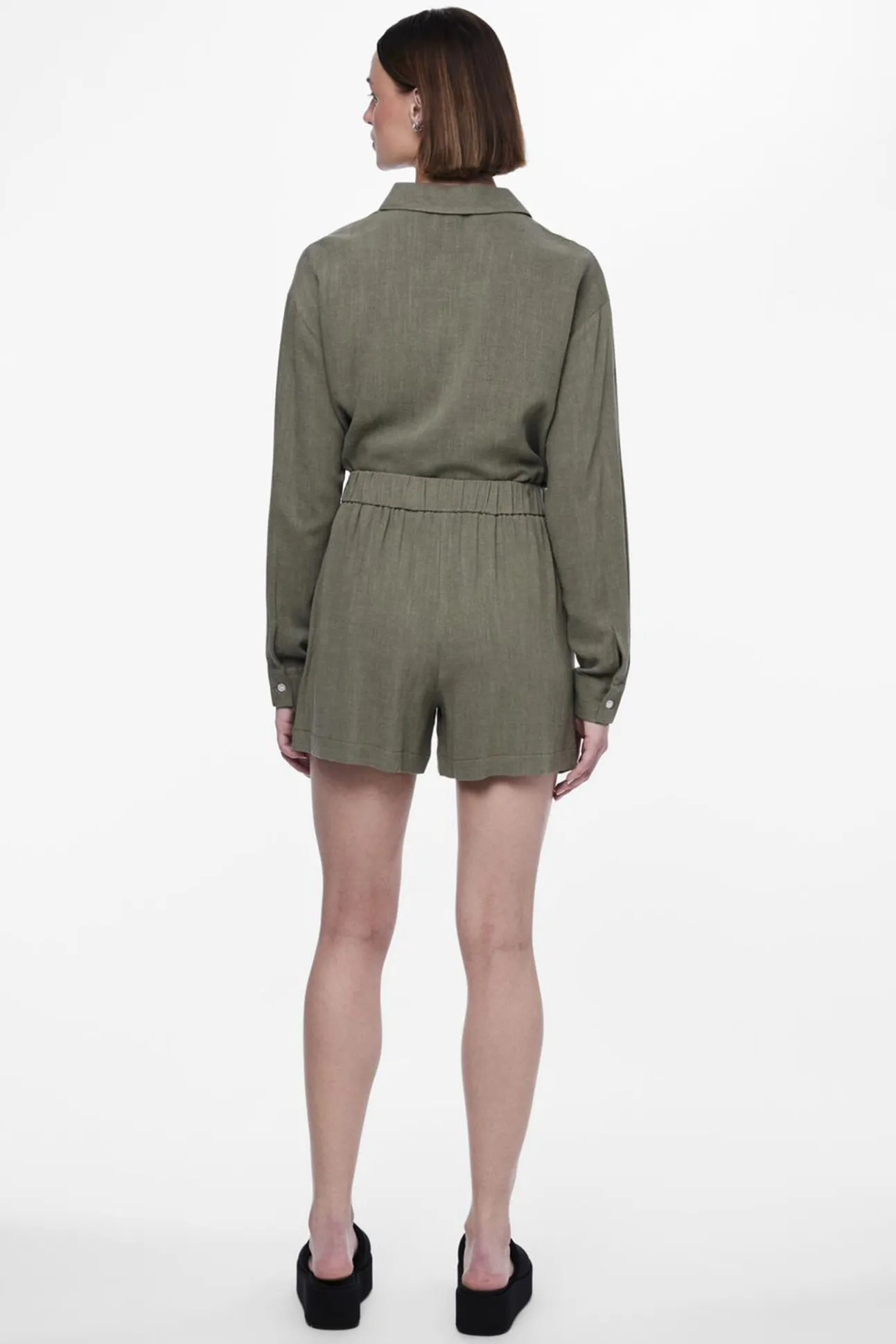 Pantalón corto de lino con cintura elástica