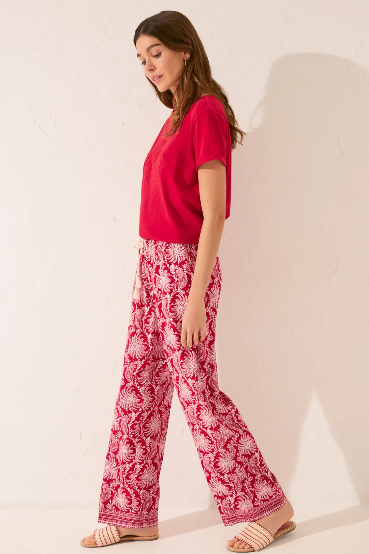 Pantalón largo viscosa estampado hojas rojo