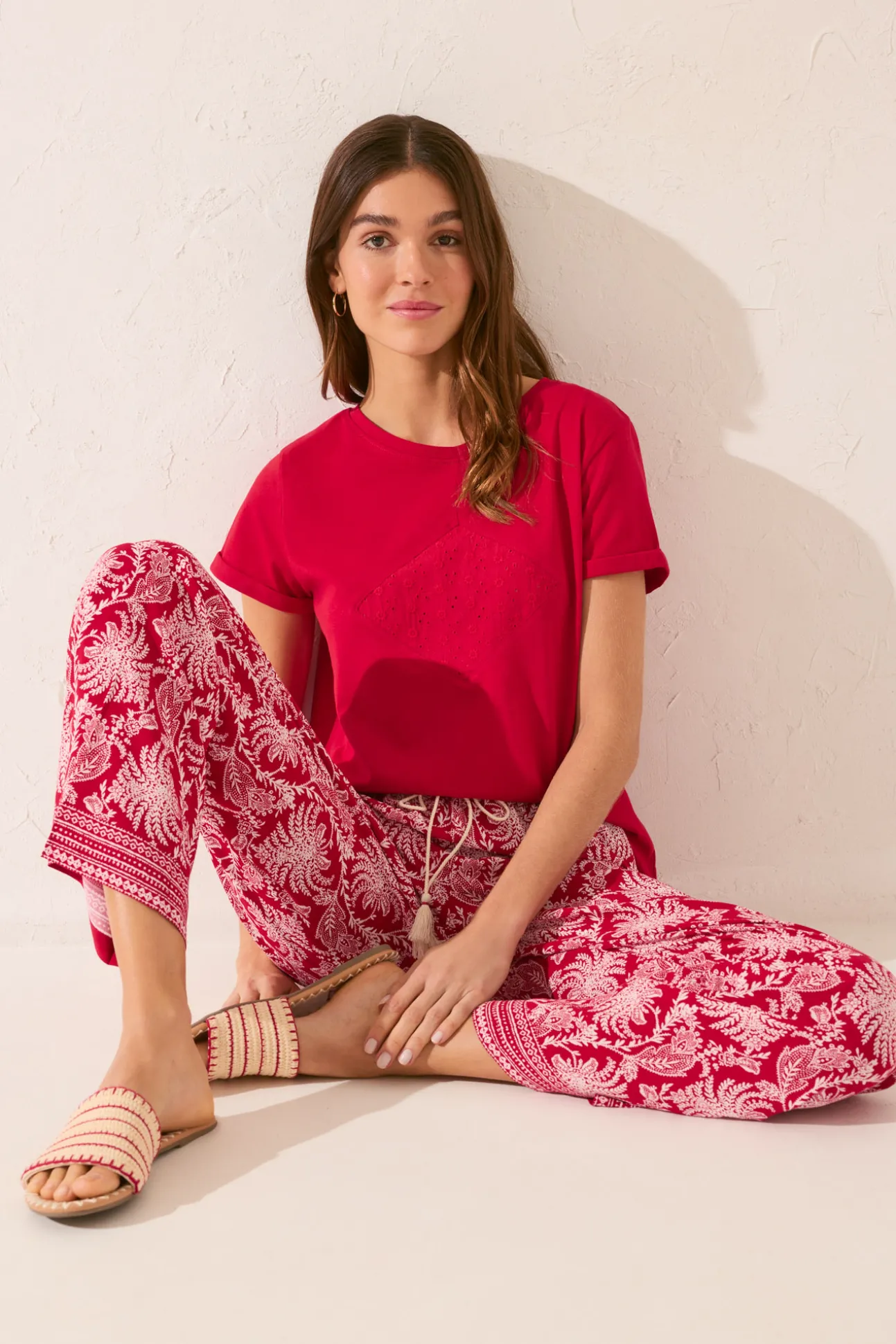 Pantalón largo viscosa estampado hojas rojo