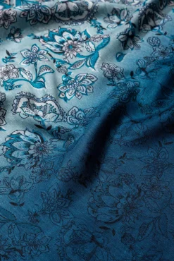 Pañuelo con estampado floral en gradiente